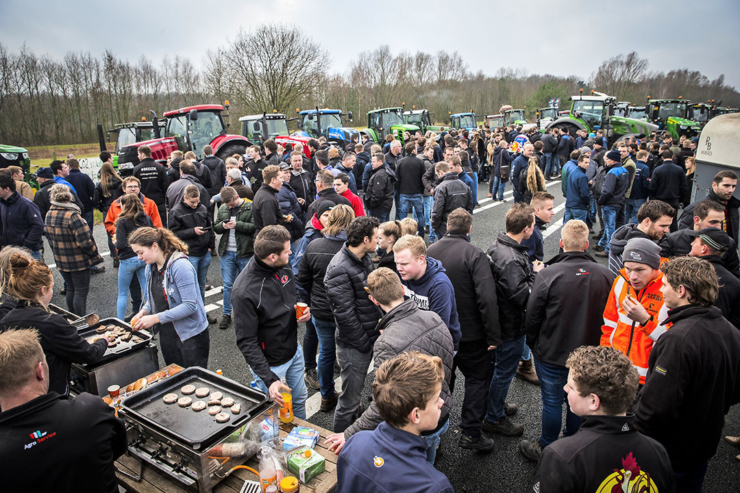Op de A1 bij De Lutte (Overijssel) vlakbij de Duitse grens waren honderden protesterende bouwers en boeren aan het barbecueën. Ze blokkeren beide kanten van de snelweg. - Foto: ANP - Vincent Jannink