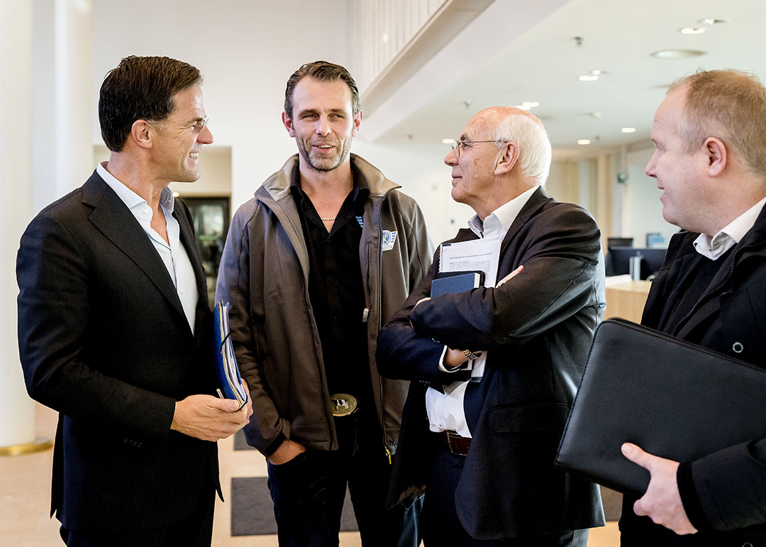 Premier Mark Rutte, Jeroen van Maanen (bestuurslid Farmers Defence Force), Aalt Dijkhuizen (voorzitter Landbouw Collectief) en Lyon Hutten voorafgaand aan het overleg. - Foto: ANP
