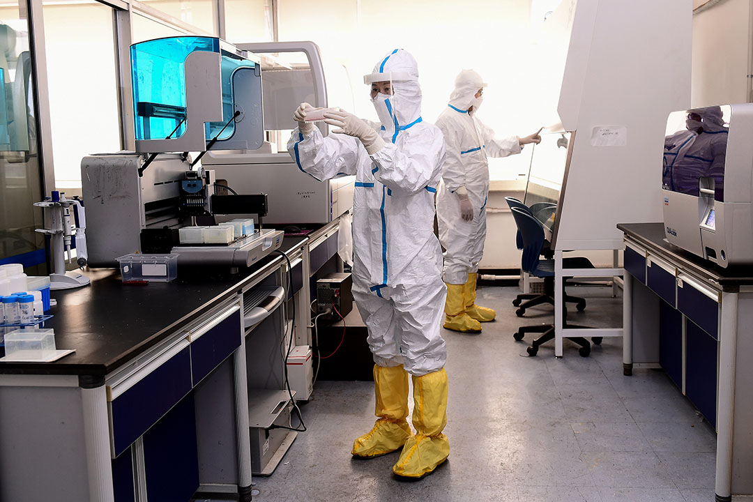 Chinese laboranten doen onderzoek naar het coronavirus. - Foto: ANP