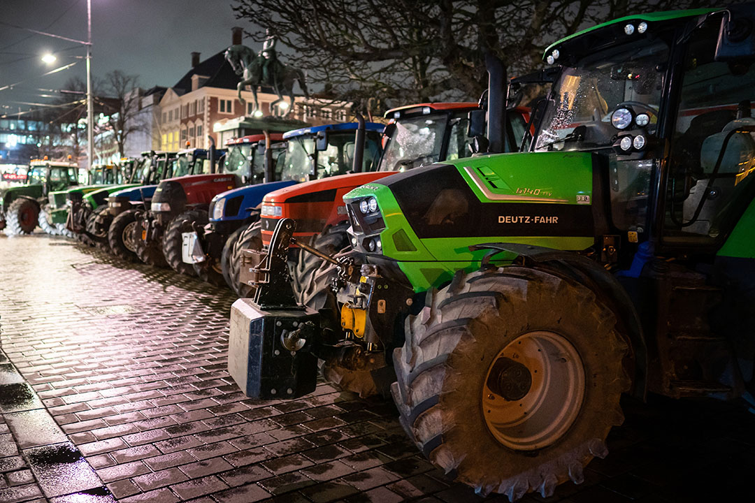 Boeren hebben zich verzameld voor de ingang van het Binnenhof. Woensdag 19 februari is er een landelijke boerendemonstratie tegen het stikstofbeleid van het kabinet. - Foto: ANP