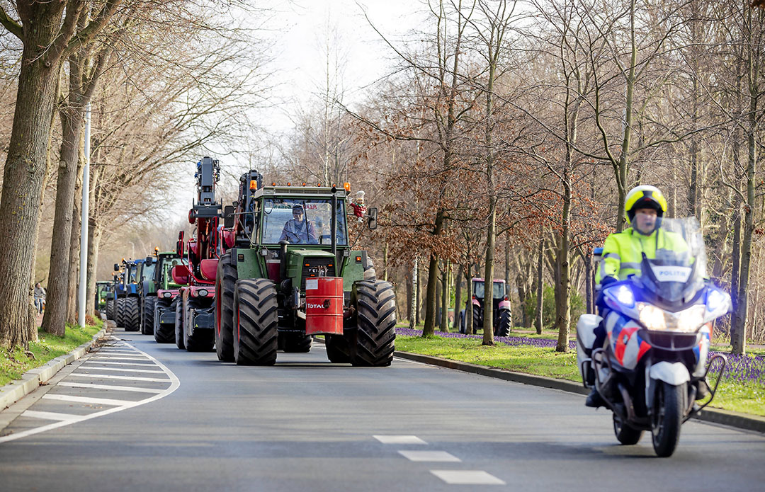 Boeren arriveren in Den Haag onder politiebegeleiding. Boeren zijn bij aankomst begeleid naar diverse parkeerplaatsen in de buurt van de Koekamp, waar het protest plaatsvond. - Foto: ANP