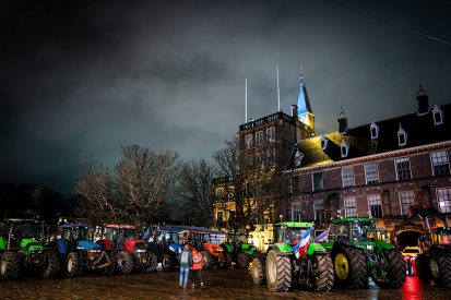 Boeren hebben zich verzameld voor de ingang van het Binnenhof, een dag voor een landelijke boerendemonstratie tegen het stikstofbeleid van het kabinet op 19 februari. - Foto: ANP