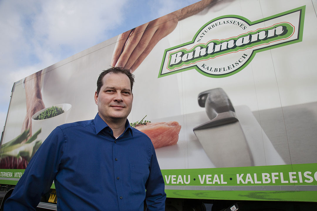 Jens Bahlmann, directeur Bahlmann Kalbfleish in Lindern (D.) slacht jaarlijks 140.000 vleeskalveren en heeft 30.000 kalverplaatsen in eigendom. Bedrijfsomzet €220 miljoen. In de voerfabriek wordt 55.000 ton ruwvoerbrok geproduceerd. - Foto: Hans Banus