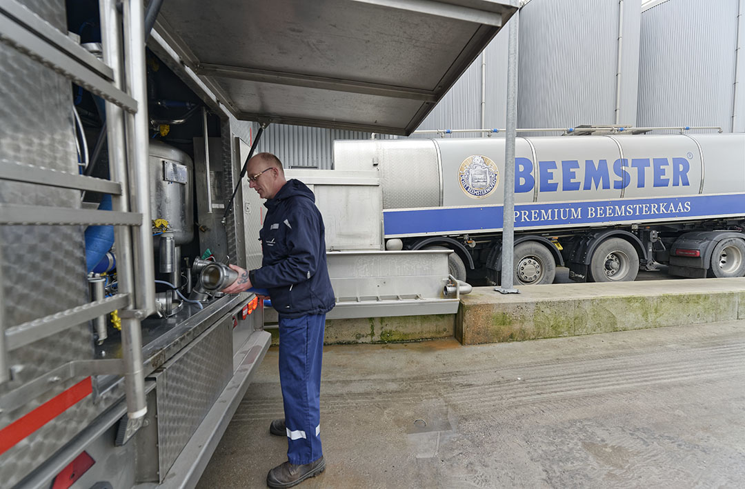 Afleveren van melk bij Cono-fabriek in West-Beemster. - Foto: Lex Salverda