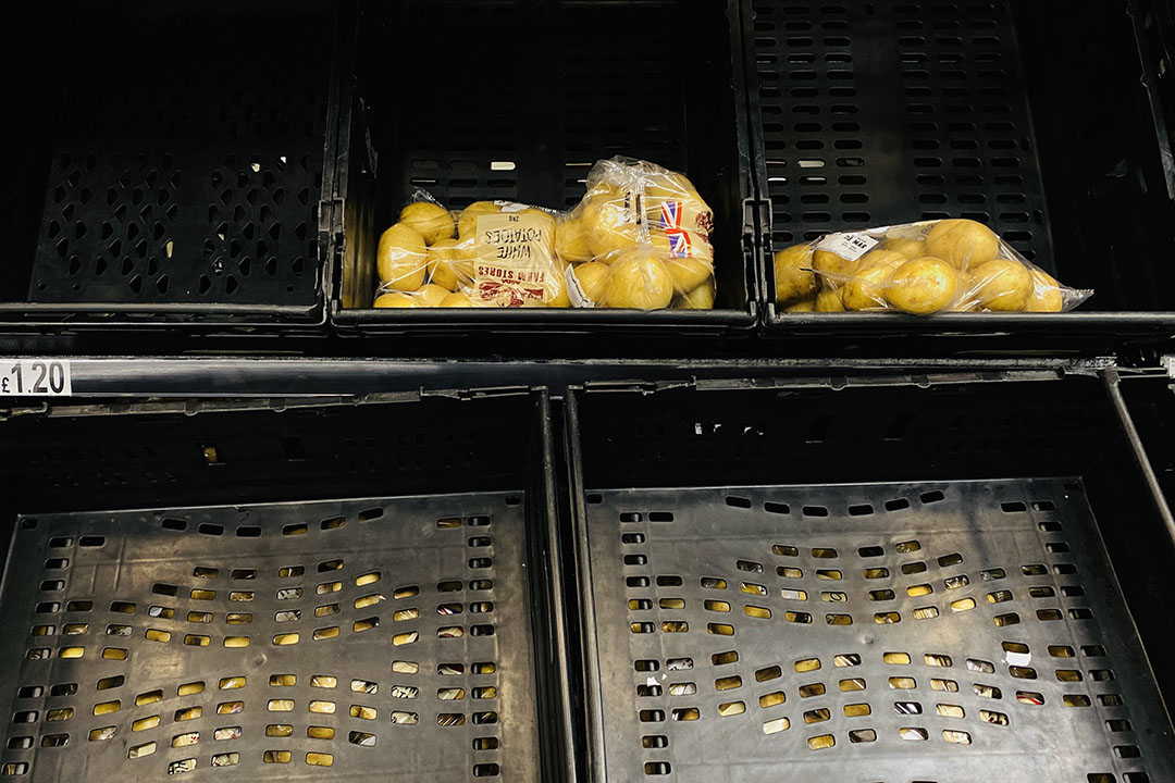 Het aardappelschap in een Britse supermarkt is leger dan normaal vanwege de hamsterwoede die het coronavirus veroorzaakt. - Foto: ANP