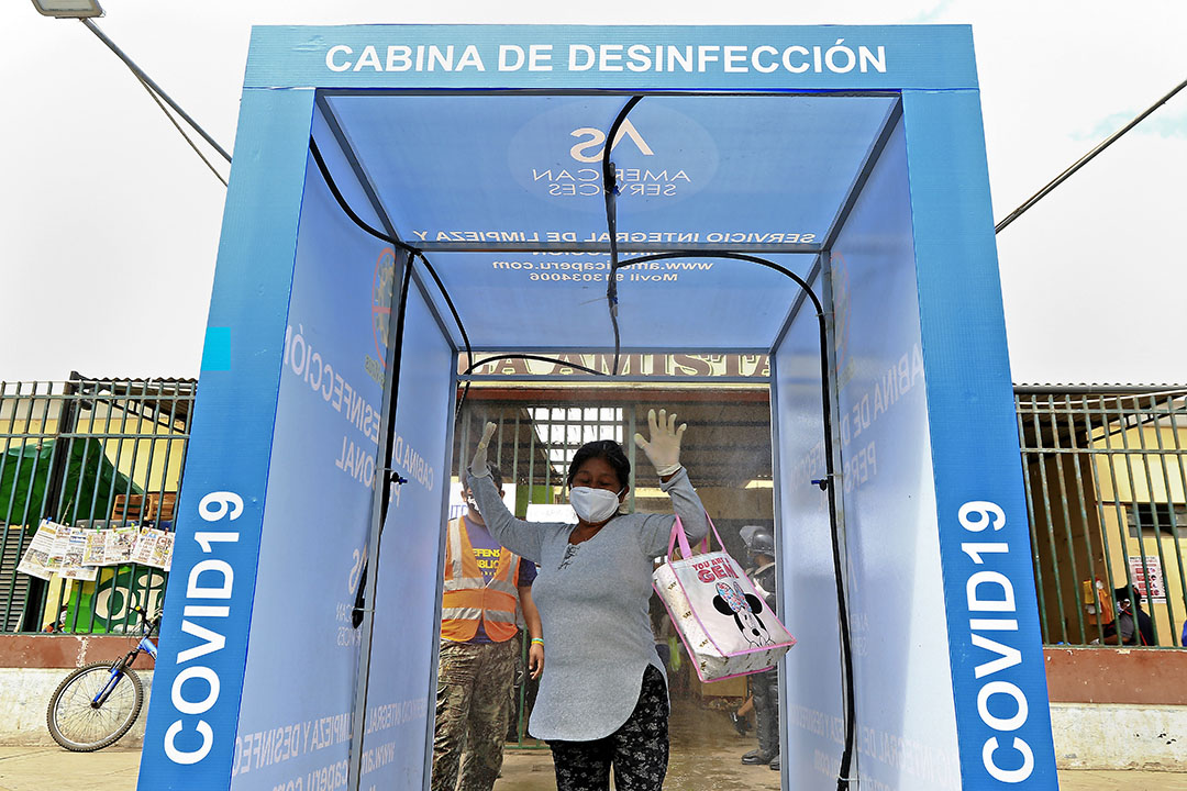 Desinfectiesluizen tegen virusgevaar, zoals deze in Peru, kennen glastuinders maar al te goed. - Foto: ANP
