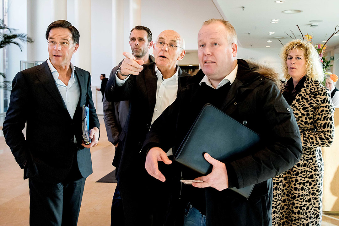 Premier Mark Rutte, Jeroen van Maanen (FDF), Aalt Dijkhuizen (Landbouw Collectief), Lyon Hutten en Trienke Elshof (LTO) op het ministerie voorafgaand aan een een gesprek over het stikstofbeleid in februari. - Foto: ANP