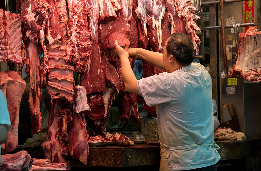 Een slager in Hongkong. De Braziliaanse rundvleesexport naar China, Hongkong en Macau steeg vorig jaar met bijna 29% en die naar Zuid-Korea zelfs met 182%. Foto: ANP