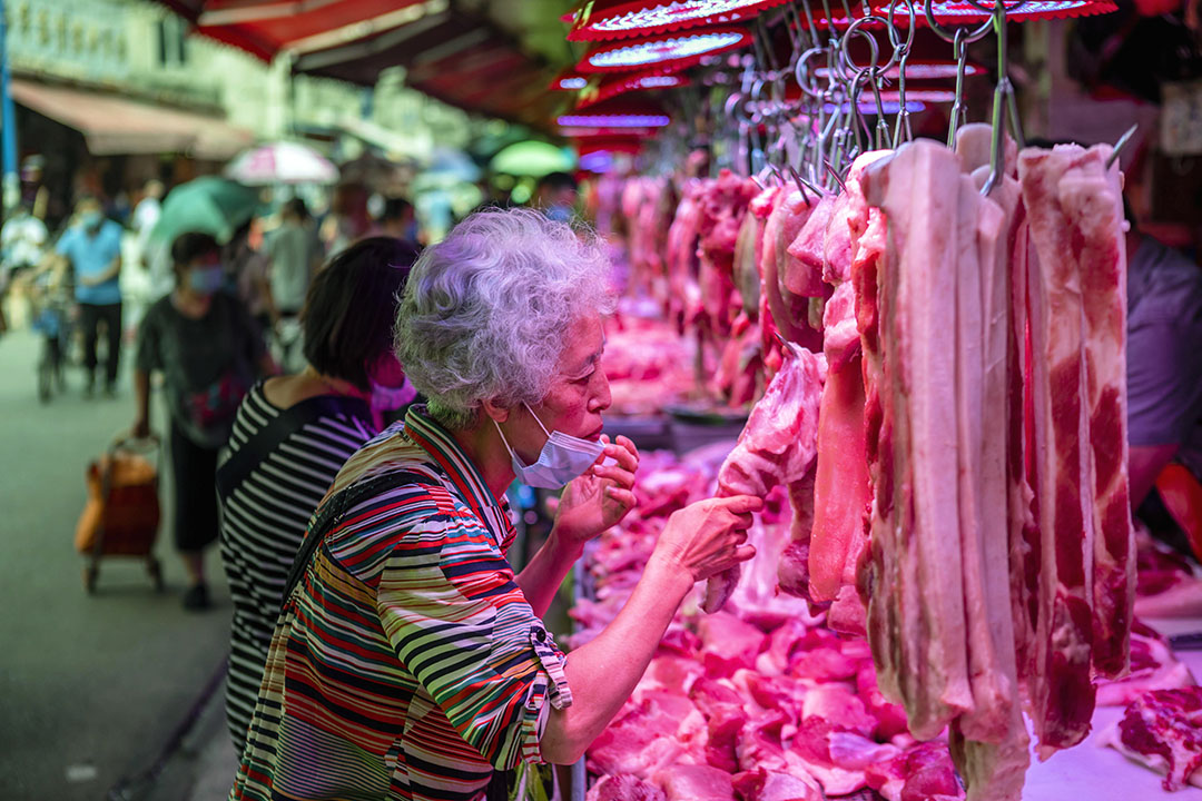 Licht herstel is zichtbaar in de vraag naar vlees vanuit onder meer China, maar niet genoeg om een verdere daling van de vleesprijzen te voorkomen. - Foto: ANP