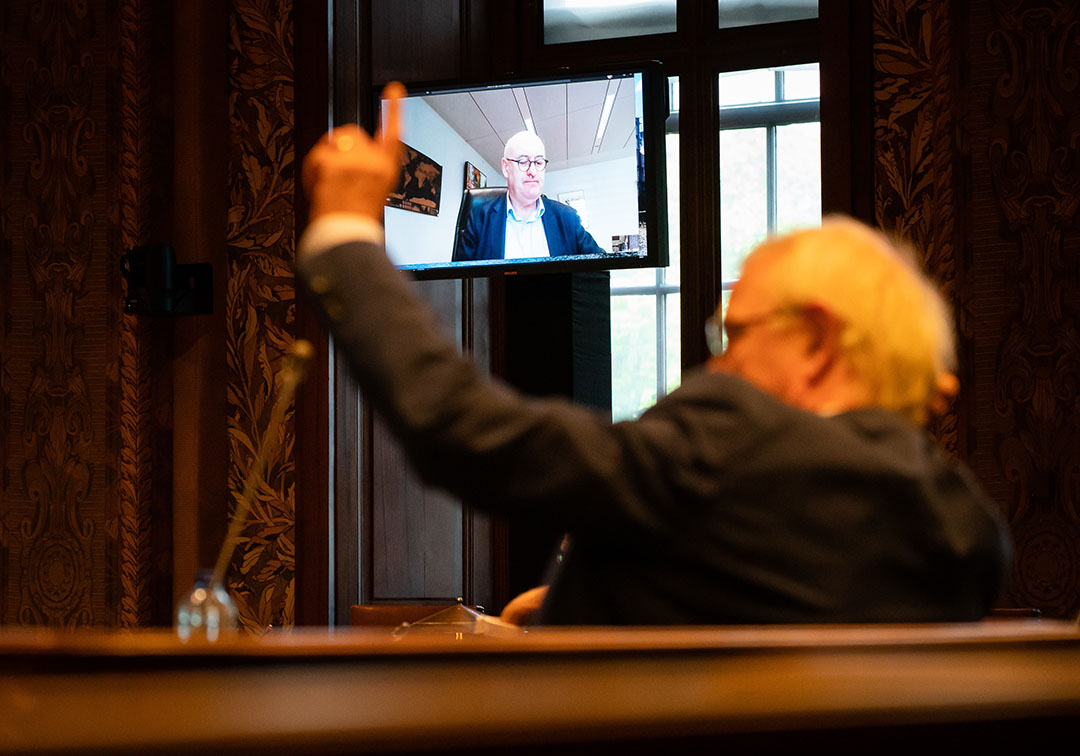 Eurocommissaris Phil Hogan spreekt via een videoverbinding met de Eerste Kamer over handelsverdrag Ceta. - Foto: ANP