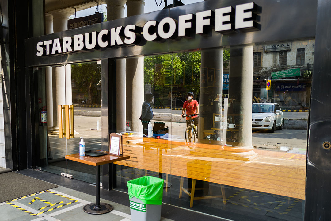 Starbucks-filiaal in New Delhi, India. - Foto: ANP