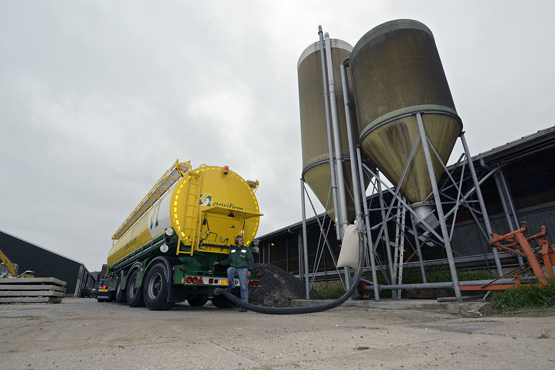 Bulkwagen van Agrifirm aan een silo voor rundveevoer gekoppeld. Foto: Marten Sandburg Fotografie
