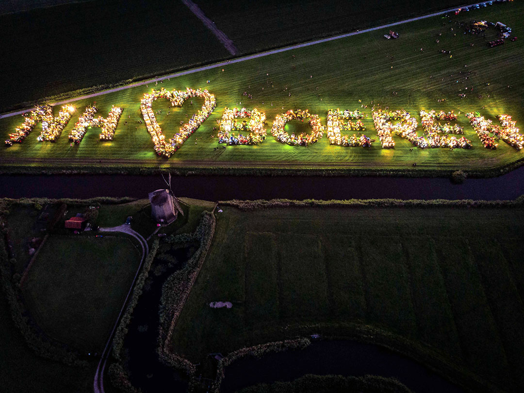 Boeren hebben met zo'n 400 trekkers een symbool gevorm in een weiland in Schermerhorn, Noord- Holland. - Foto: ANP