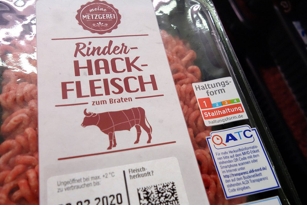 Rundvlees van Aldi met het label ATC, dat informatie geeft over de herkomst van het vlees. - Foto: ANP/Imago Stock & People GmbH