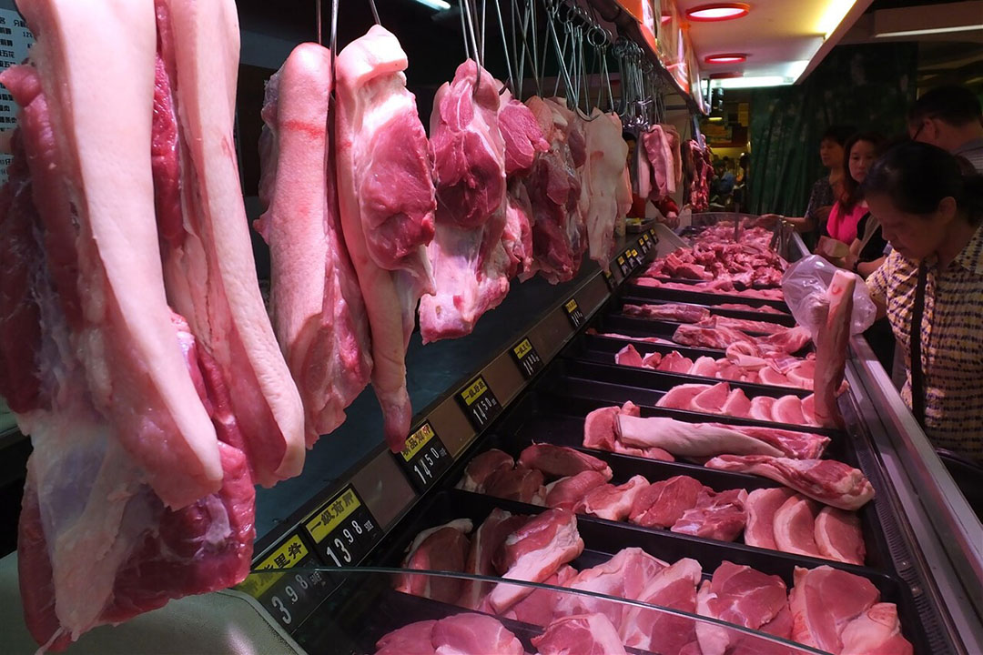 Varkensvlees in een Chinese supermarkt. Vooral Brazilië exporteert momenteel volop varkensvlees richting het Aziatische land. - Foto: ANP