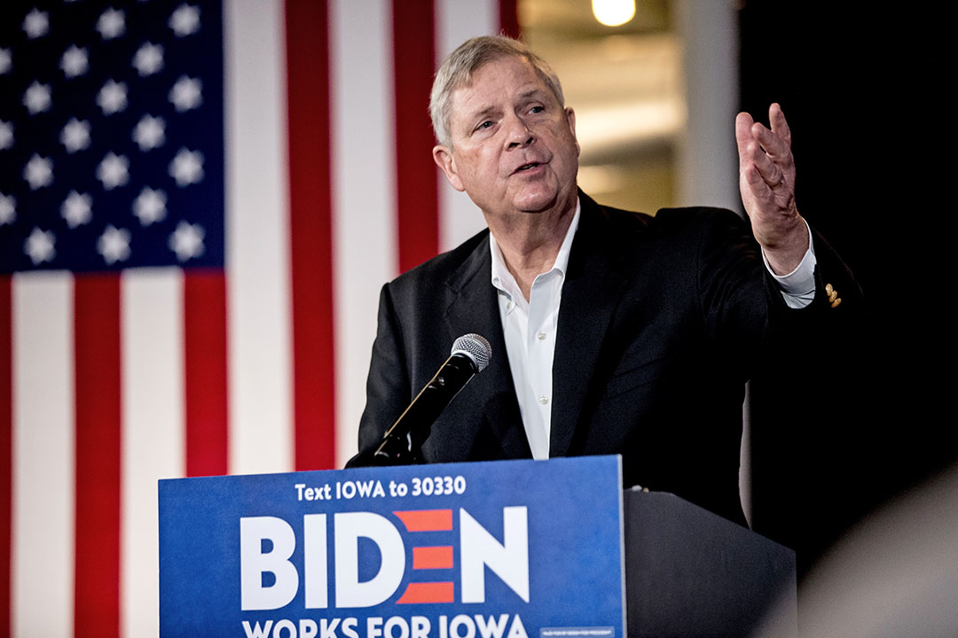Tom Vilsack op campagne voor Biden in Iowa, januari afgelopen jaar. Nu komt de voormalige democratische landbouwminister terug op zijn post. Foto: AP/Andrew Harnik