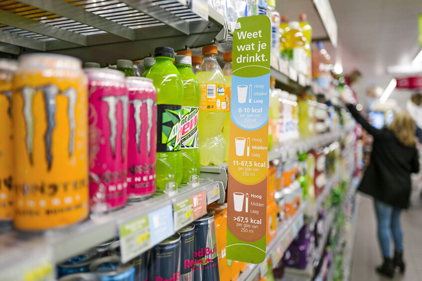 Flesjes en blikjes in een supermarktschap. Op alle flesjes kleiner dan 1 liter wordt vanaf 1 juli 15 cent extra geheven, vanaf 31 december 2022 komt ook statiegeld op blikjes. Foto: ANP