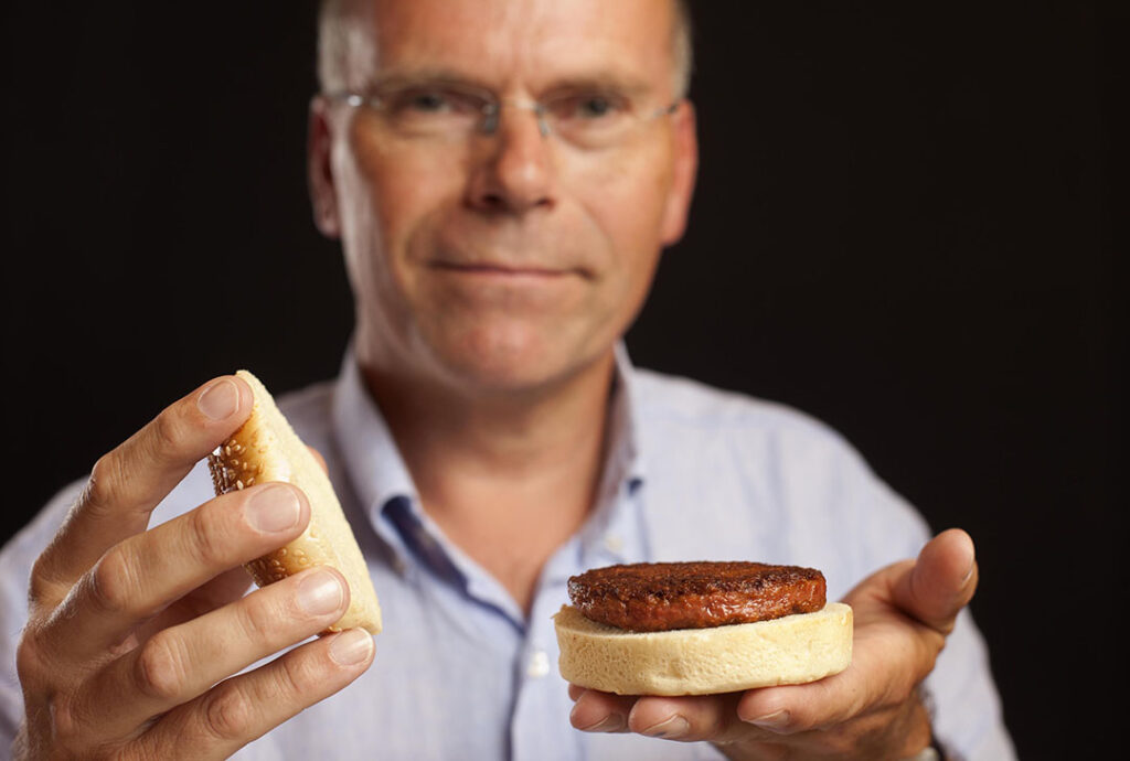 Mark Post, medeoprichter van Mosa Meat, met een kweekvleeshamburger. - Foto: Mosa Meat