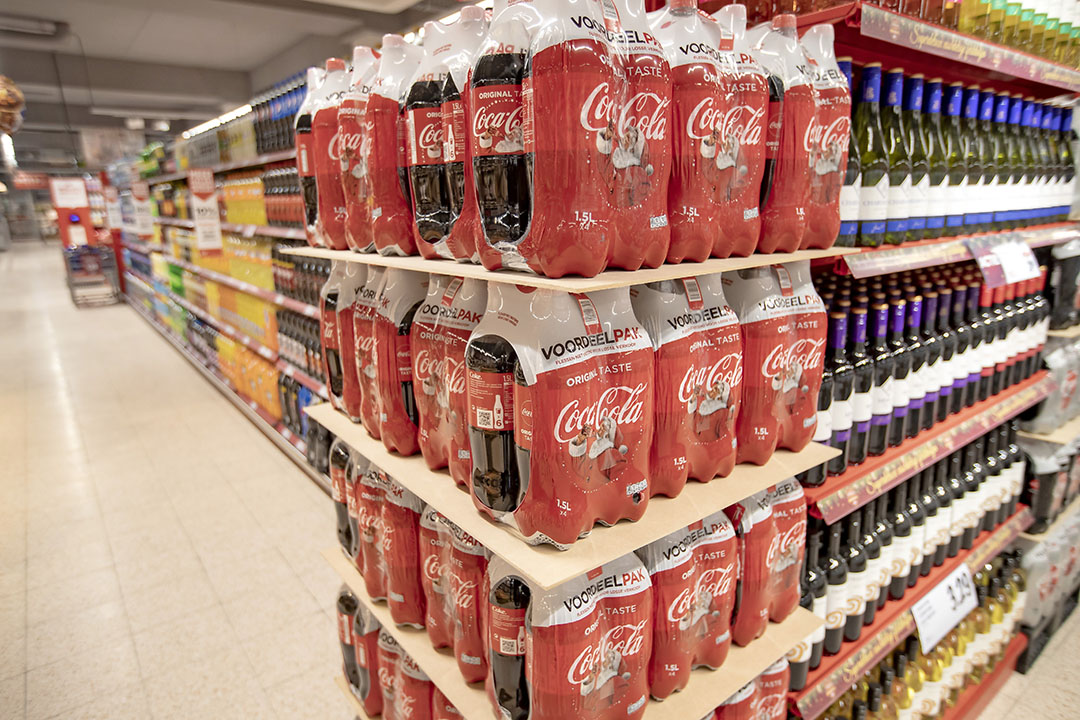 Ruim aanbod aan cola in een supermarkt. Suikertaks betekent in de praktijk vooral: frisdranktaks, ofwel extra belasting op suikerhoudende (fris)dranken. Foto: ANP