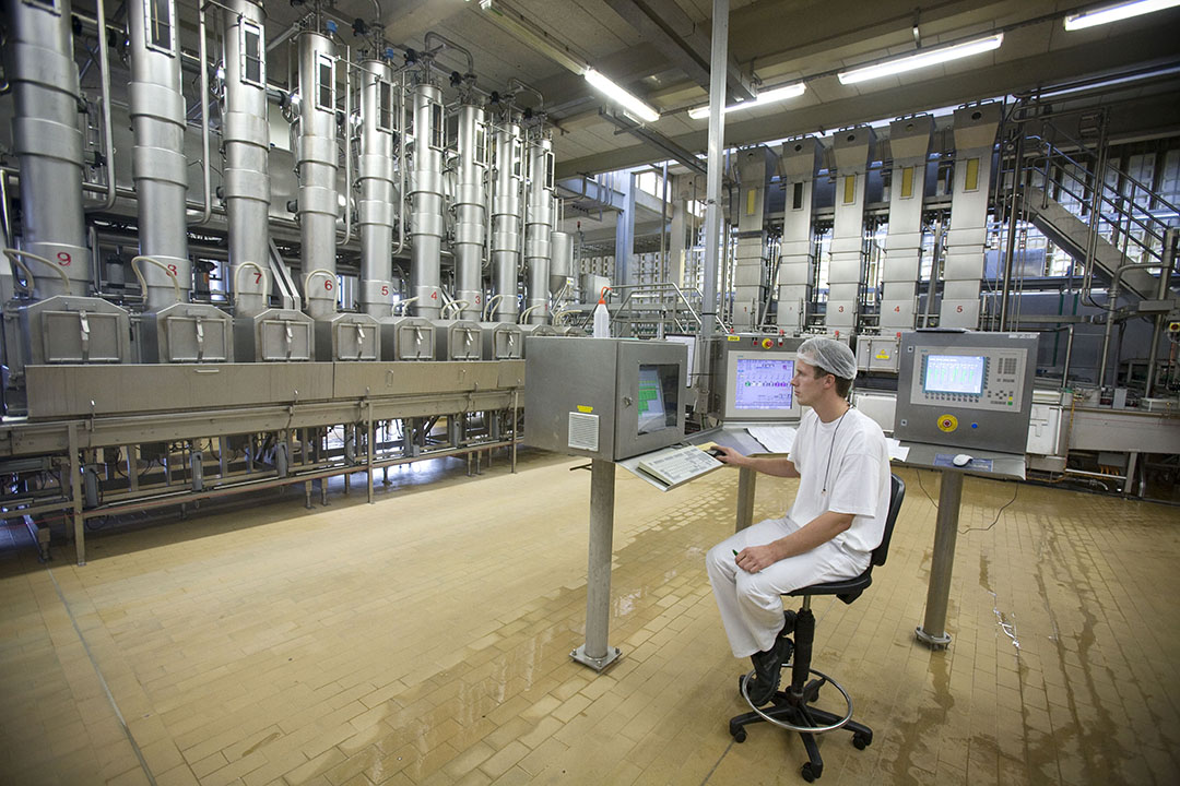 De kaasfabriek van DeltaMilk in Bleskensgraaf. - Foto: Roel Dijkstra