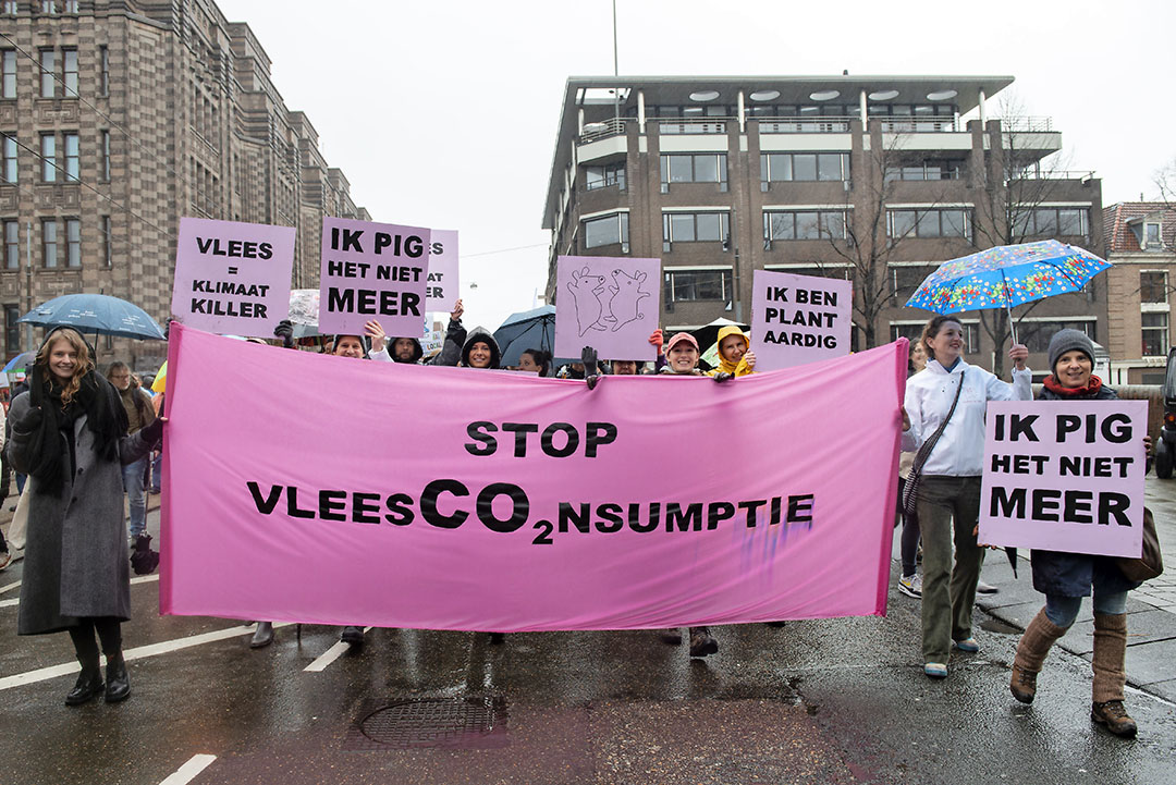Protest tegen vleesconsumptie in Amsterdam. Volgens POV-voorzitter Linda Janssen denkt maar een beperkt deel van de Nederlanders negatief over de veehouderij en vleesconsumptie. - Foto: ANP