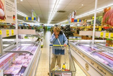 Vrouw doet boodschappen in een supermarkt in Duitsland. De Duitse consument betaalde in juli van dit jaar  voor verse voedingsproducten meer dan in dezelfde maand in 2020.- Foto: ANP