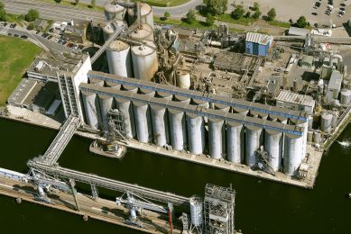 Luchtopname van de sojabonenverwerkingsfabriek Bunge Netherlands in Amsterdam. - Foto: ANP