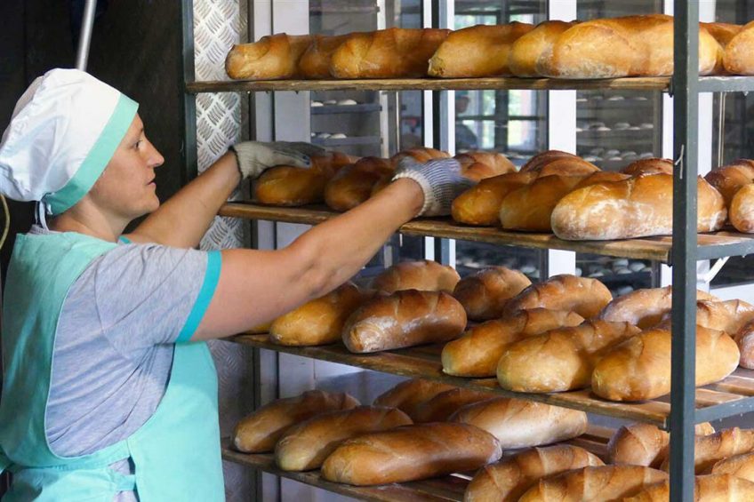 Brood in een Oekraïense bakkerij. De graanprijsindex van de FAO zakte met 3%, ook al is graan nog altijd bijna 30% duurder dan een jaar geleden. - Foto: ANP