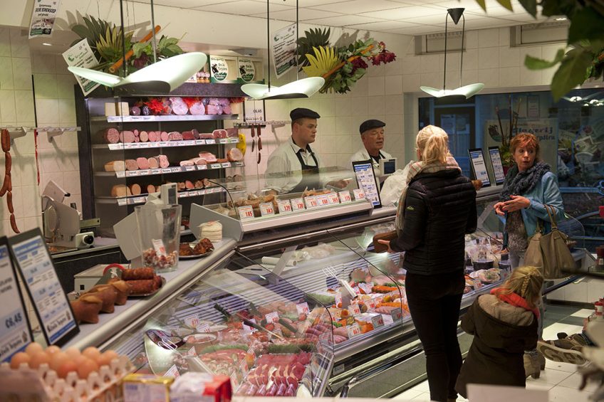 Archieffoto van consumenten in een slagerij. - Foto: Mark Pasveer