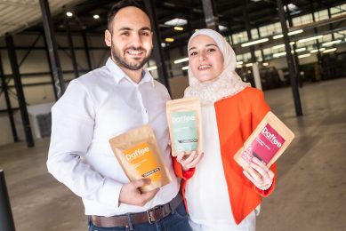 De Syrische Rahaf Al Lymoni en haar man Tamim Kbarh. Zij zetten het bedrijf Daffee op, een alternatief voor koffie en thee, gemaakt van dadelpitten. - Foto: ANP