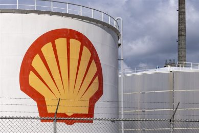 Olietank op het terrein van Shell Pernis, de grootste raffinaderij van Europa. - Foto: ANP