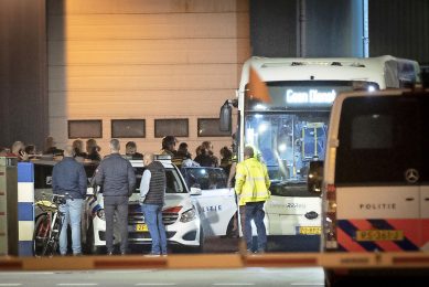 82 activisten drongen zondagavond de slachterij in Apeldoorn binnen. Ze werden door de politie afgevoerd, de slachterij is maandag 'gewoon' opgestart. Foto: Persbureau Heitink