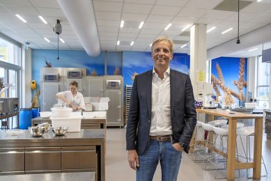 CEO Dirk Lodewijk staat in het innovatiecentrum van Royal Koopmans. "We onderzoeken wat consumenten belangrijk vinden."- Foto: Anne van der Woude