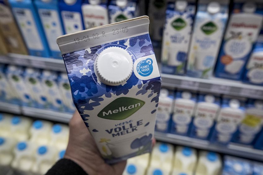 Melk met het PlanetProof-label in de supermarkt. - Foto: Koos Groenewold