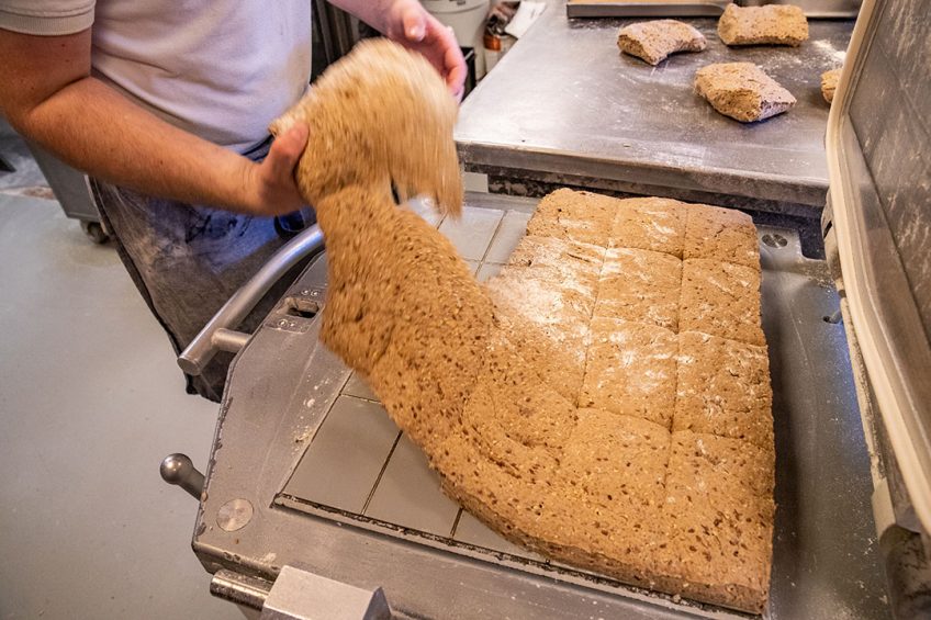 Wekzaamheden in een bakkerij. De ODE-heffing is voor veel levensmiddelenbedrijven fors gestegen. Foto: Ronald Hissink