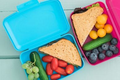 VVD en D66 willen gezonde voeding bij kinderen stimuleren, bijvoorbeeld door gratis lunches aan te bieden op scholen in achterstandswijken. Foto: Canva