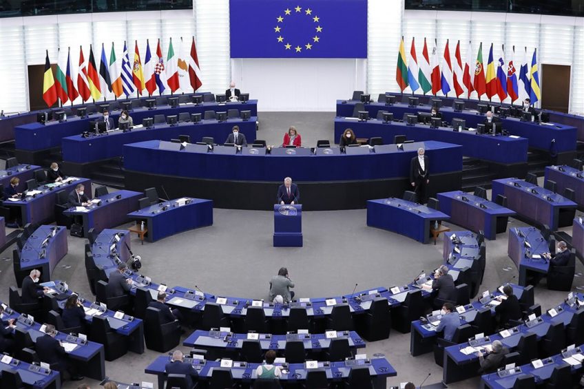 Eurocommissaris Janusz Wojciechowski geeft een speech tijdens de plenaire sessie in het Europees Parlement waarbij het nieuwe GLB goedgekeurd is. - Foto: ANP