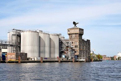 De productielocatie van Bunge Loders Croklaan (links op de foto) in Wormerveer. De werkzaamheden verhuizen in 2025 naar de nieuwe fabriek in Amsterdam. - Foto: ANP