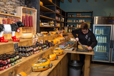 Melkveebedrijf in Teteringen maakt en verkoopt kaas en andere producten. - Foto: Peter Roek