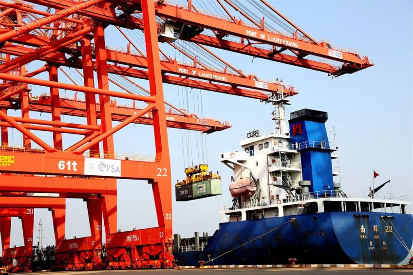 Goederen worden gelost in de haven van Lianyungang, in de Chinese provincie Jiangsu. Om te voldoen aan het handelsverdrag uit 2020, zou China fors meer goederen uit de Verenigde Staten moeten importen. - Foto: ANP