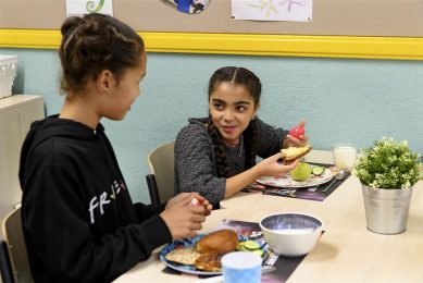 Nationaal schoolontbijt, vorig jaar in Hilversum. De stad Antwerpen trekt 40 miljoen uit voor gezonde maaltijden op scholen. - Foto: ANP