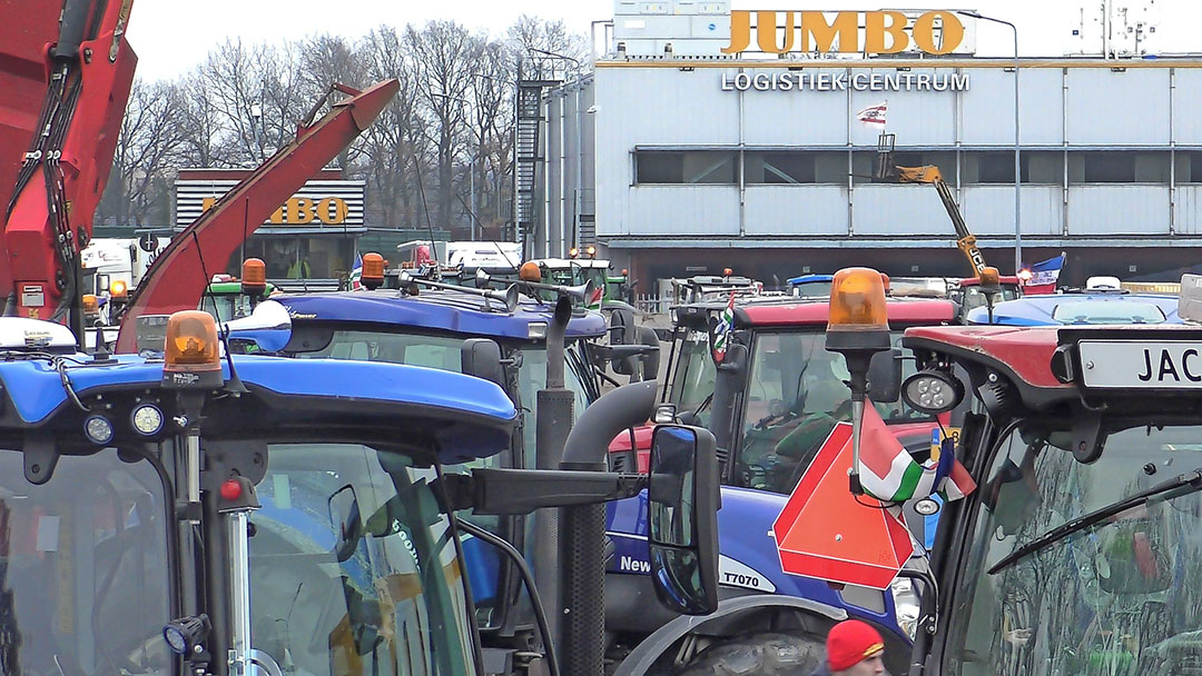 Boeren blokkeerden afgelopen jaar diverse keren distributiecentra van supermarkten, zoals hier van Jumbo in Beilen in december 2020. - Foto: ANP
