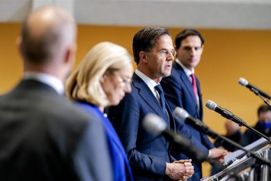 Gert-Jan Segers (CU), Sigrid Kaag, (D66), Mark Rutte (VVD) en Wopke Hoekstra (CDA) tijdens de persconferentie over het coalitieakkoord van de vier regeringspartijen VVD, D66, CDA en ChristenUnie. - Foto: ANP
