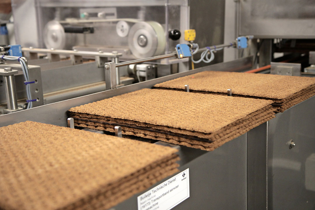 De productie van crackers bij bakkerij Bolletje. - Foto: Bolletje