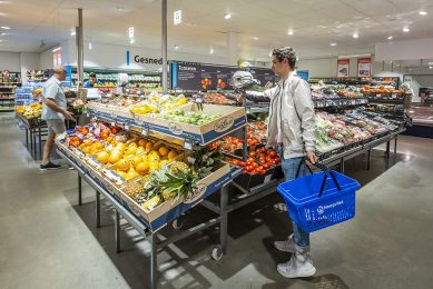 Niet voor niks liggen groente en fruit direct bij de ingang van een supermarkt. Foto: Roel Dijkstra