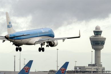 Een KLM-vliegtuig landt op luchthaven Schiphol. - Foto: ANP