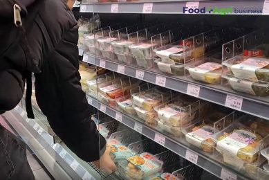 Een consument pakt vleesvervangers in de supermarkt. Foto: Food&Agribusiness