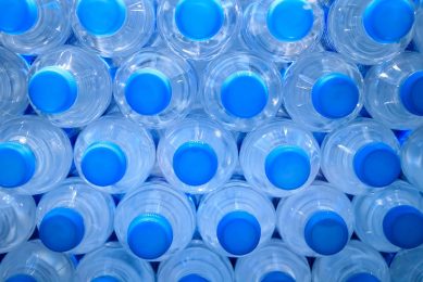 Volgend jaar moet 40% van de PET-flessen en trays bestaan uit materiaal dat is gemaakt van huishoudelijk afval. - Foto: Canva