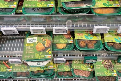 Vleesvervangers met de Nutri-Score op de verpakking in een winkelschap. Het label waarmee consumenten kunnen zien of een product gezond is of niet, wordt volgend jaar ingevoerd. - Foto: ANP