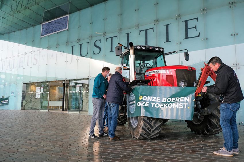 Boeren kwamen met de trekker naar het gerechtshof in Amsterdam voor de behandeling van het hoger beroep van Dier&Recht tegen de uitspraak van 23 augustus. - Foto: ANP